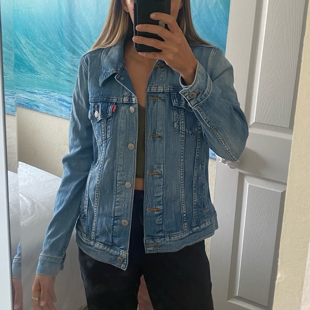 Levi’s womens original trucker jacket size medium.